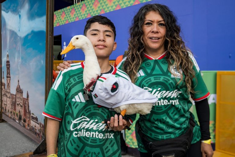 Family’s beloved duck Merlín wins hearts with daily care routine