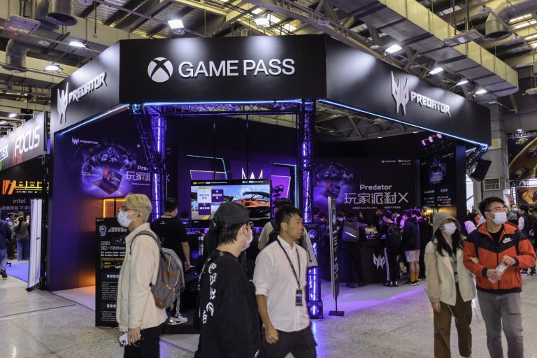 PlayStation Plus vs Xbox Game Pass: The Battle for Gamers